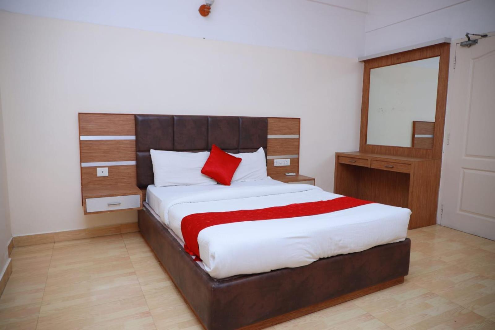 Hotel Tayas Trippapur Exterior photo